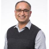 Dr. Balveer Sikh, psychologist and kundalini expert, guiding clients through integrative therapy that combines modern psychology with Indian spiritual practices for holistic healing and self-awareness.