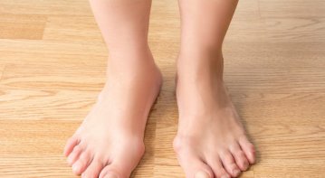 Natural remedies for bunions, including foot soaks, toe spacers, and supportive footwear, with guidance on what truly works and what doesn’t.