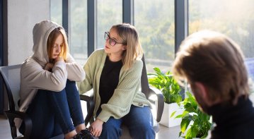 What to expect from mental health facilities in Tennessee, highlighting professional care teams, supportive therapy spaces, and a safe, compassionate treatment environment.